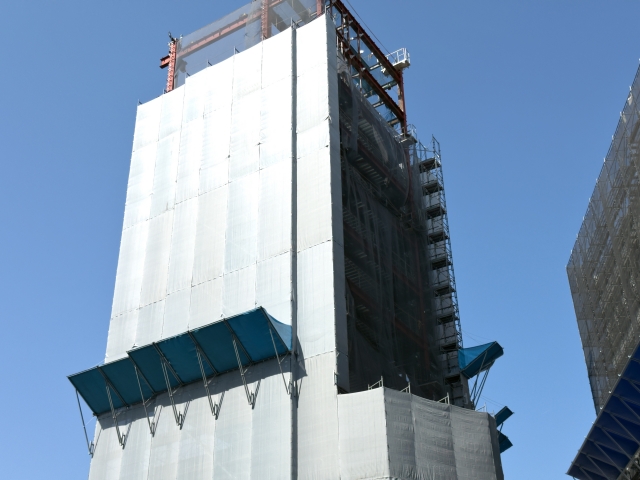 足場が組まれたマンション