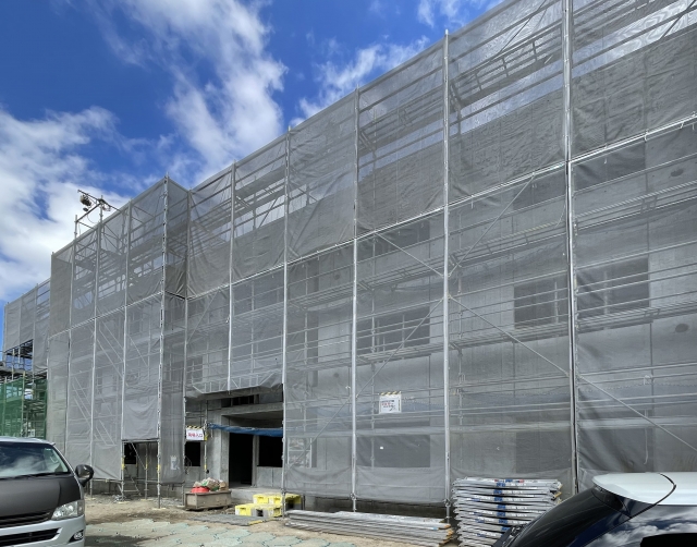 足場が組み立てられたマンション